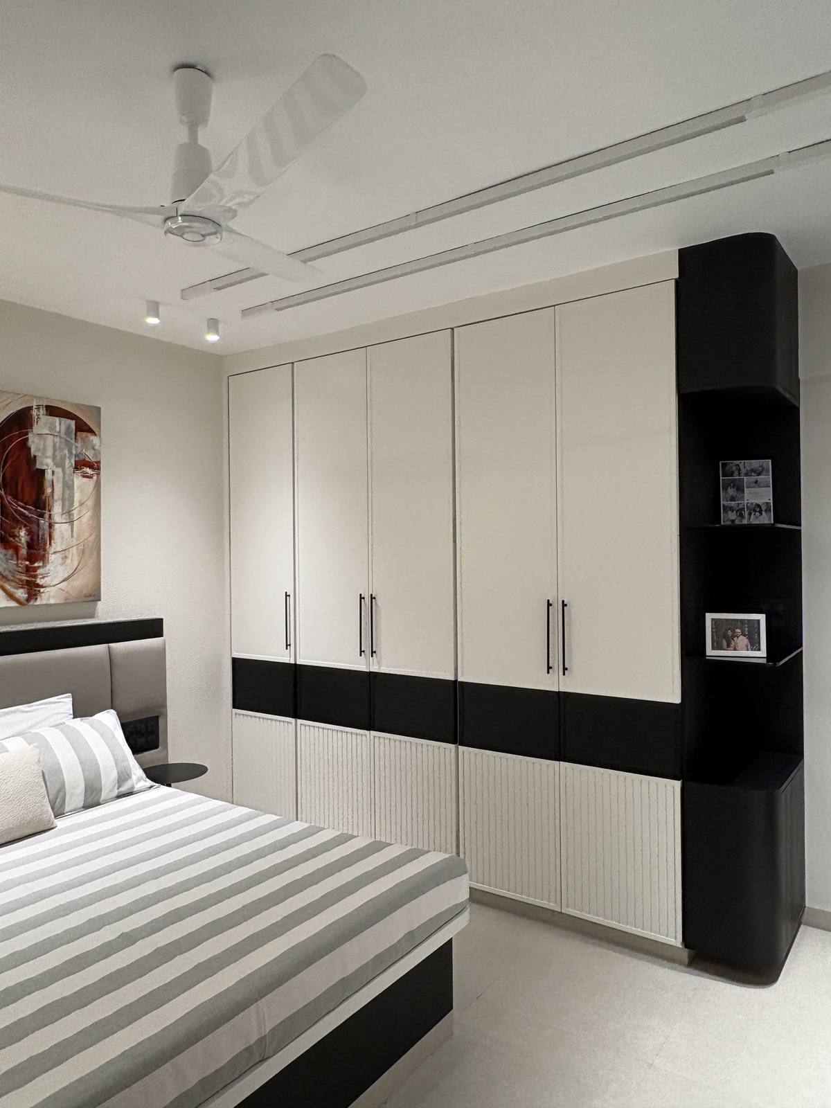 Two-tone wardrobe wall in a contemporary bedroom by Beyond Briks Two-tone wardrobe wall in a contemporary bedroom by Beyond Briks